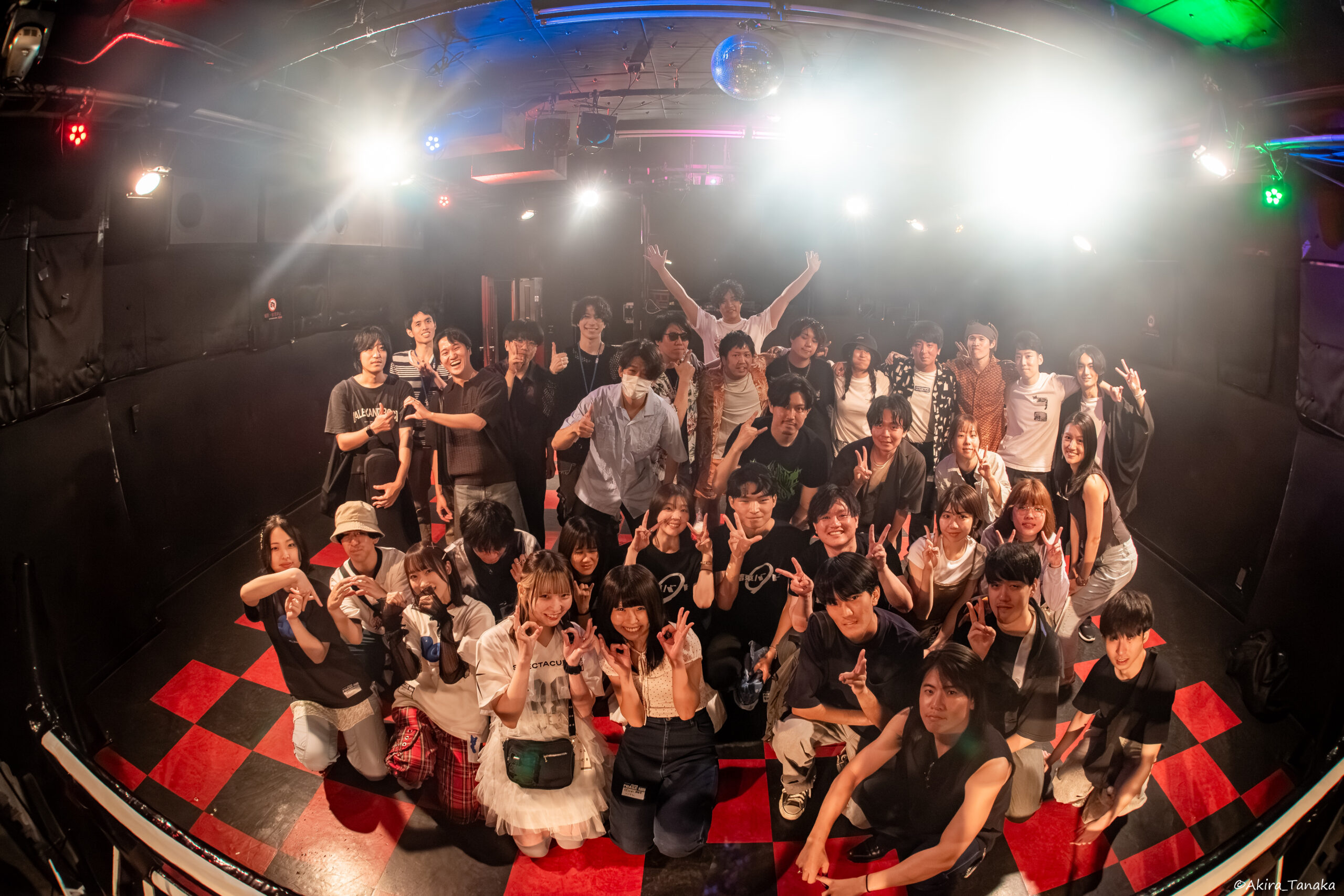 東京の社会人音楽サークルでライブ演奏するメンバー