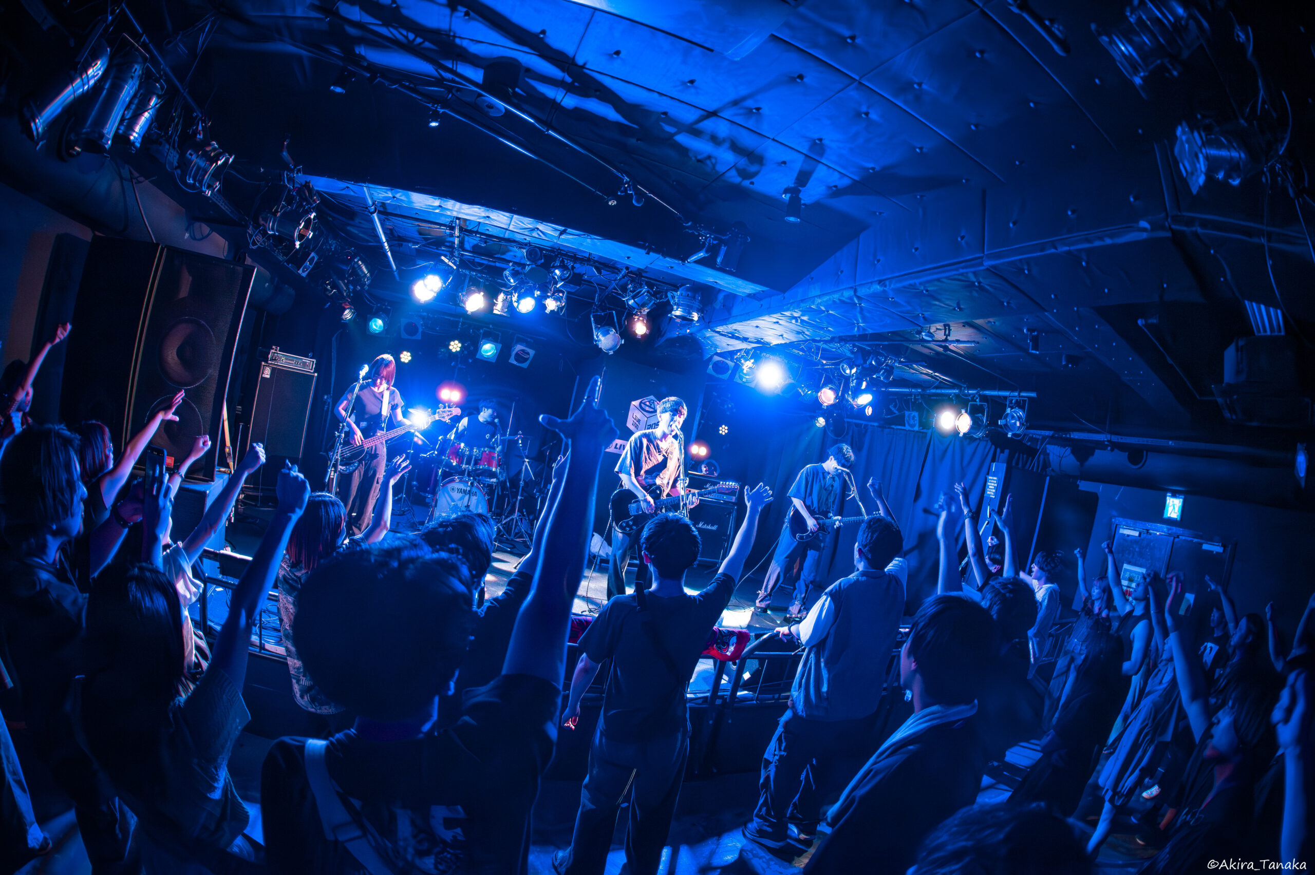 ライブハウスのステージで演奏する初心者メンバー