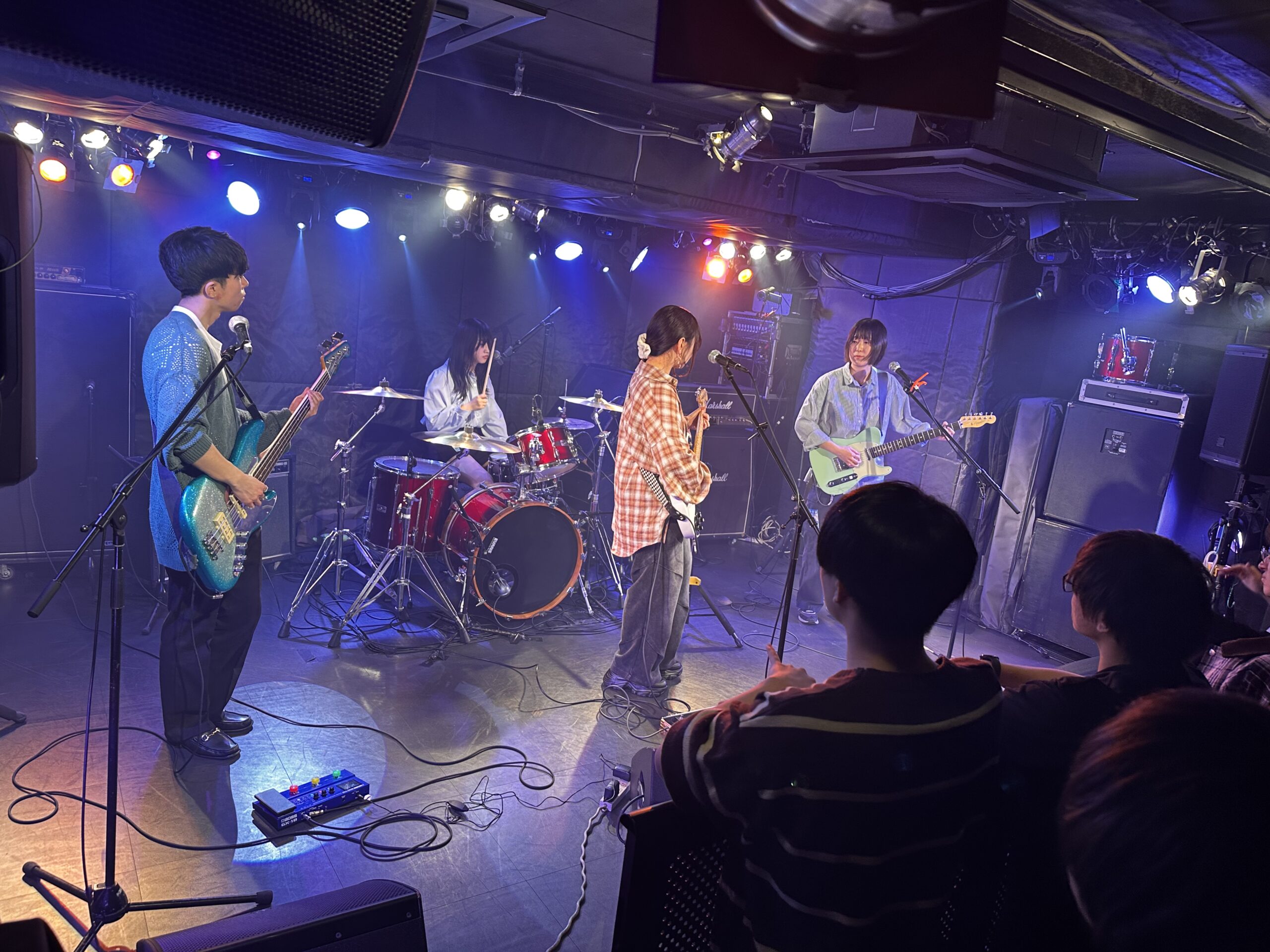経験者と初心者が一緒に演奏する様子