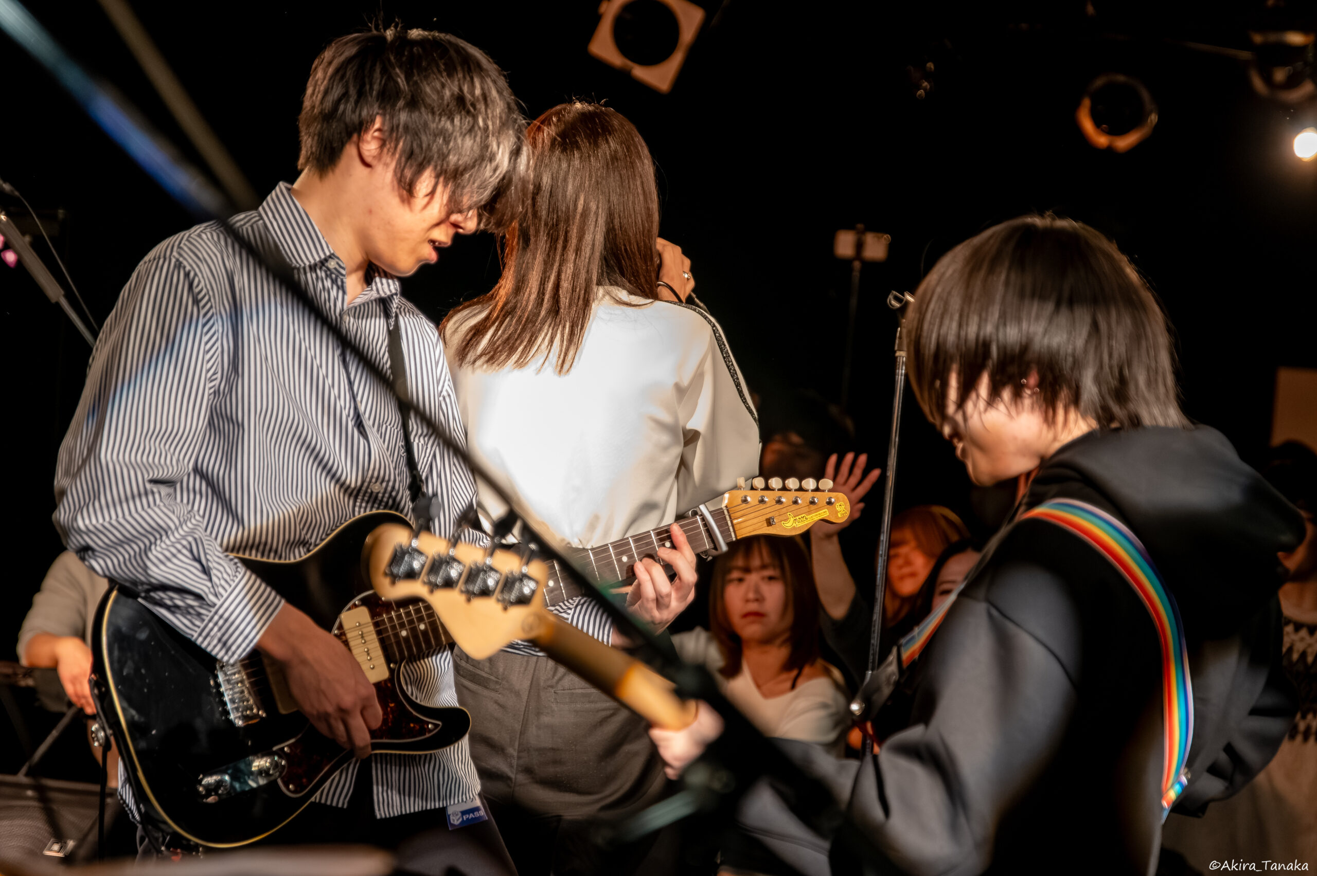 ライブハウスのステージでバンド演奏をするメンバーたち